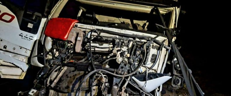 El accidente vial involucró a dos camiones tractores: uno de ellos presentaba desperfectos mecánicos y era arrastrado por el otro.