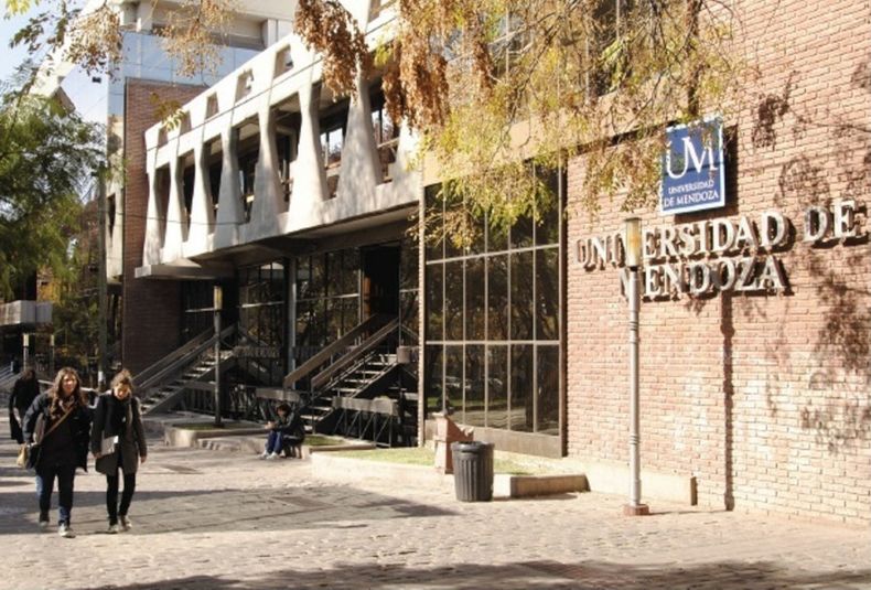 Universidad de Mendoza Cover