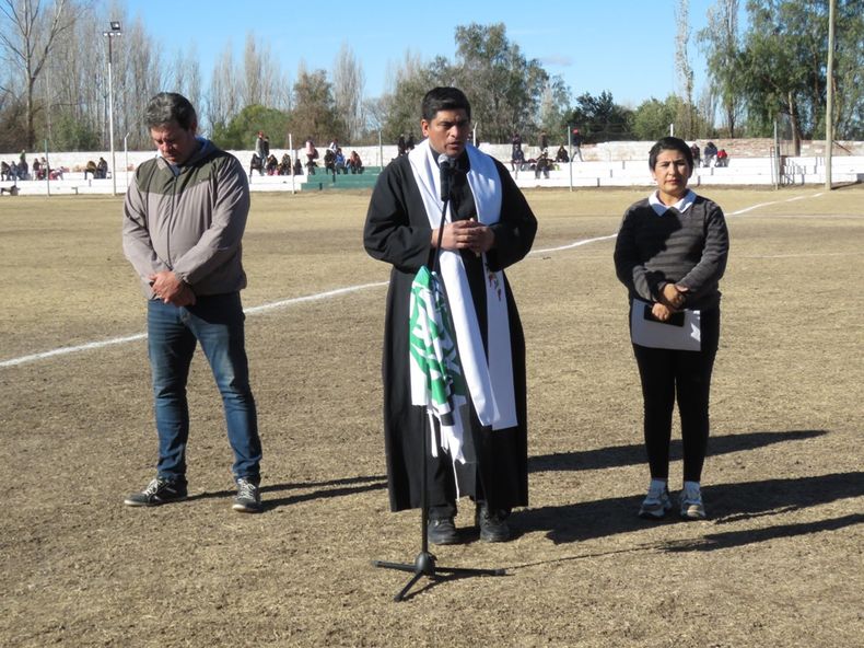 Rincón del Atuel. El padre Oscar Barraza bendijo las nuevas cabinas de transmisión.
