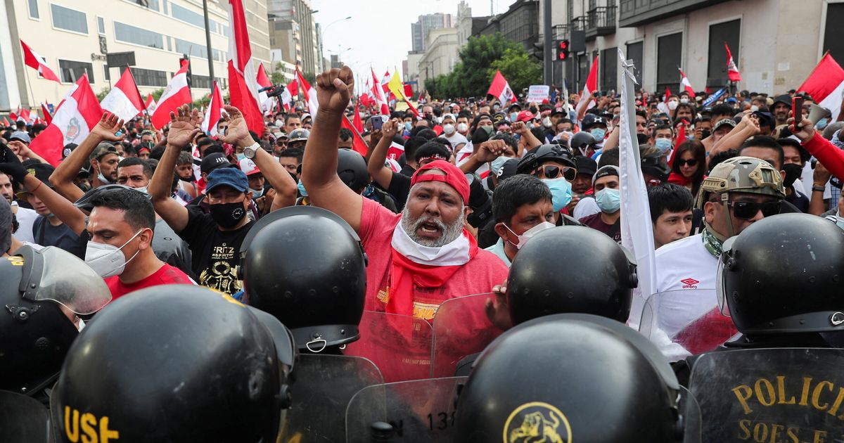 Perú toque de queda por las violentas manifestaciones
