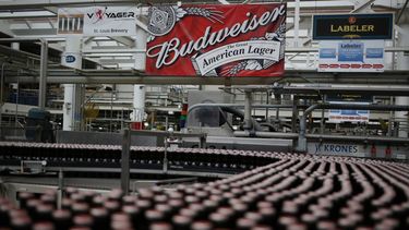 La UE investiga a la cervecera AB InBev