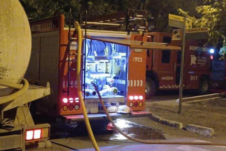 Personal policial y bomberos intentaron reanimar a las víctimas tras sacarlas de la vivienda incendiada.