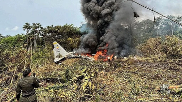 tragedia militar: avion se accidenta y la comunidad rescata a sobrevivientes tragedia militar: avion se accidenta y la comunidad rescata a sobrevivientes