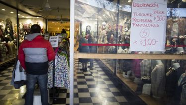 Bolsillos congelados: los locales ya liquidan la ropa de invierno
