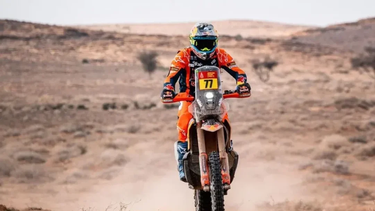Luciano Benavides ayudó a un colega, ganó la etapa 8 y sueña con el Rally Dakar en motos.