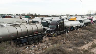 la odisea de los camioneros: se cierra el paso internacional y cientos de choferes quedan varados