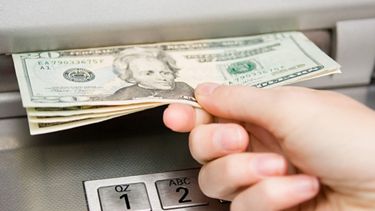 Por mayor liquidez, el dólar sube con fuerza