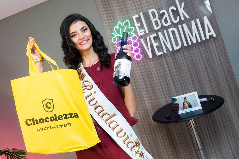 Brunela representa a la industria del vino y su querido Rivadavia.