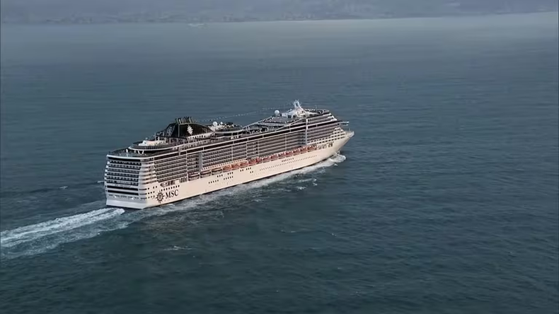 Neymar: anfitrión de su crucero de lujo y en muletas