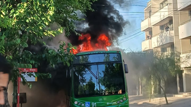 Se incendió un colectivo en Dorrego: vecinos de Guaymallén alertaron por las llamas.