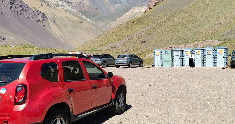 El Ministerio de Energía y Ambiente instaló siete baños químicos en el Parque Provincial Aconcagua, con unidades totalmente herméticas.