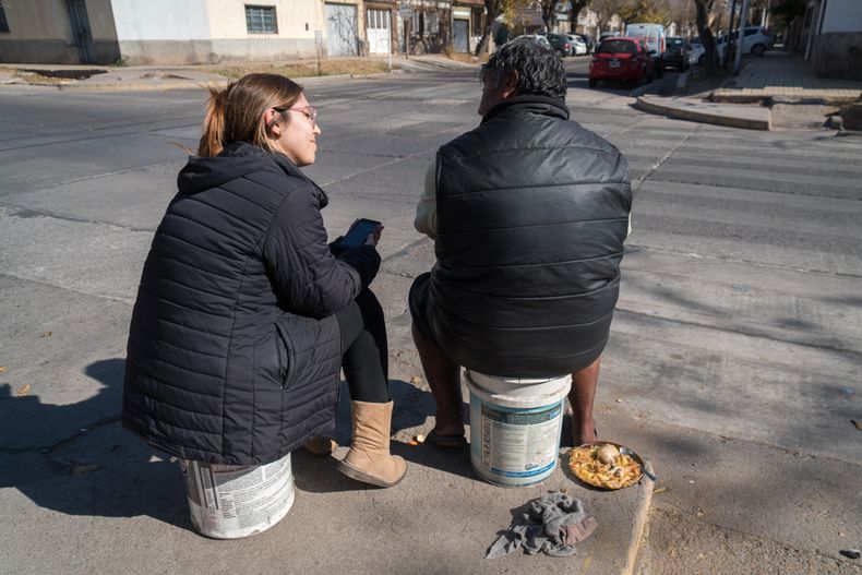 Miguel dedica buena parte de su vida a ayudar a quienes lo necesitan.