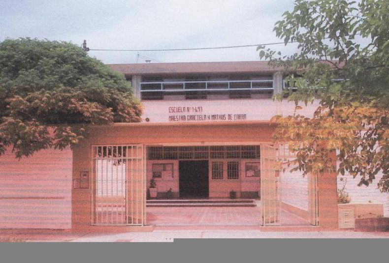 La fachada de la escuela donde va la niña.