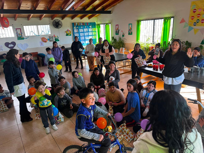 Sorpresa por el Día del Niño de policías en una escuela de Tupungato.