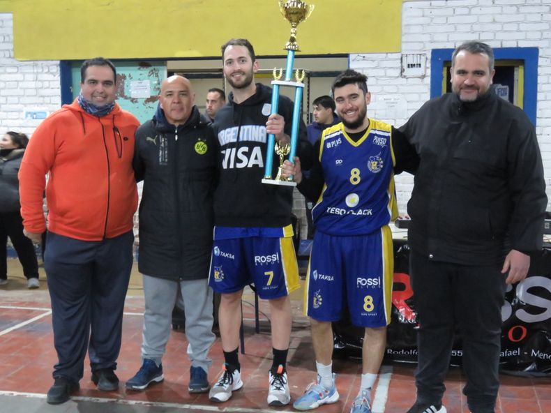 Básquet. Los capitanes de Huracán, Facundo Bielli y Germán Rodríguez con el trofeo de campeón.
