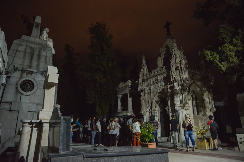 cementerio de la Ciudad de Mendoza, visitas guiadas, paseos guiados, sucesos policiales, cementerio nocturno