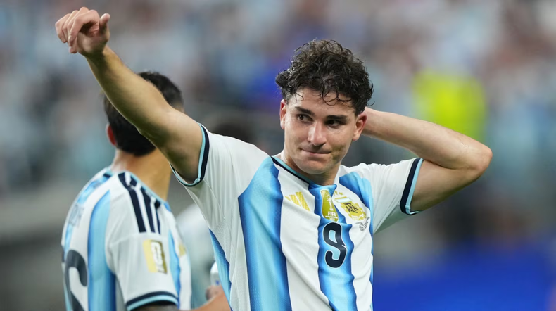Julián Álvarez quedó en el centro de una fuerte disputa entre Atlético de Madrid y Barcelona en medio del Mundial 2026.