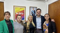 El presidente del PRO, Gabriel Pradines; junto a las diputadas del bloque PRO.