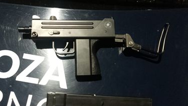 Una de las armas de fuego secuestradas en el Gran Mendoza.&nbsp;