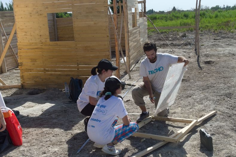 La ONG Techo construye viviendas de emergencia en Guaymall&eacute;n.