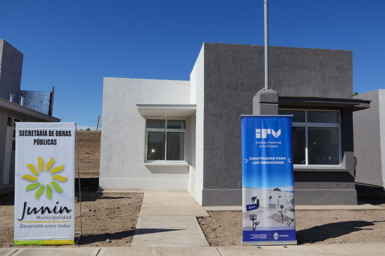 Las nuevas casas cuentan con dos dormitorios y servicios básicos completos.