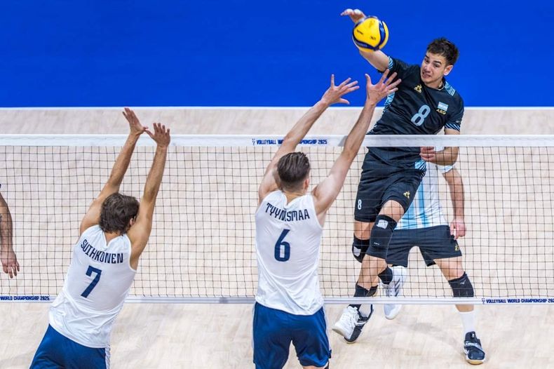Agustín Loser hizo ocho puntos para la Selección de Vóley.