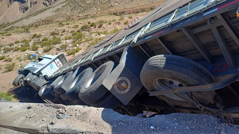 Grave accidente en Alta Montaña: un camión volcó y cayó al vacío a metros de la Aduana Argentina.&nbsp;