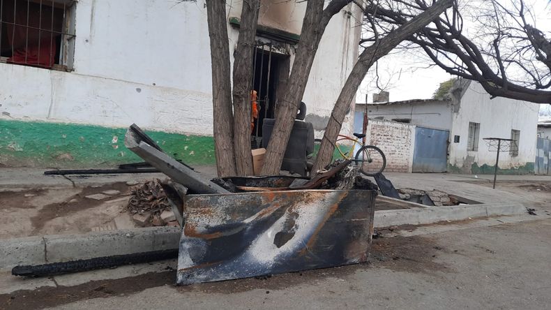 El incendio ocurrió ayer en Tacuarí al 400 de San Rafael. 