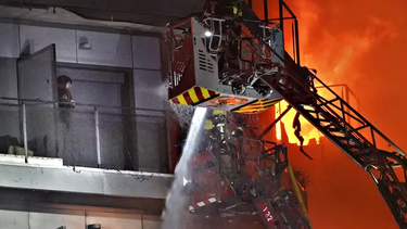 Un incendio devastó un edificio y dejó personas herida y atrapadas