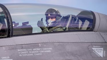 El Ministro de Defensa de la Nación Luis&nbsp;Alfonso Petri dentro de un F16 adquirido recientemente. Foto: N/A