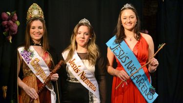 Sitio Andino | Jesús Nazareno. Victoria Gochicoa; la reina de mandato cumplido, Estefanía Echegaray; y la coronada Luciana Agostina Pirantonelli resize