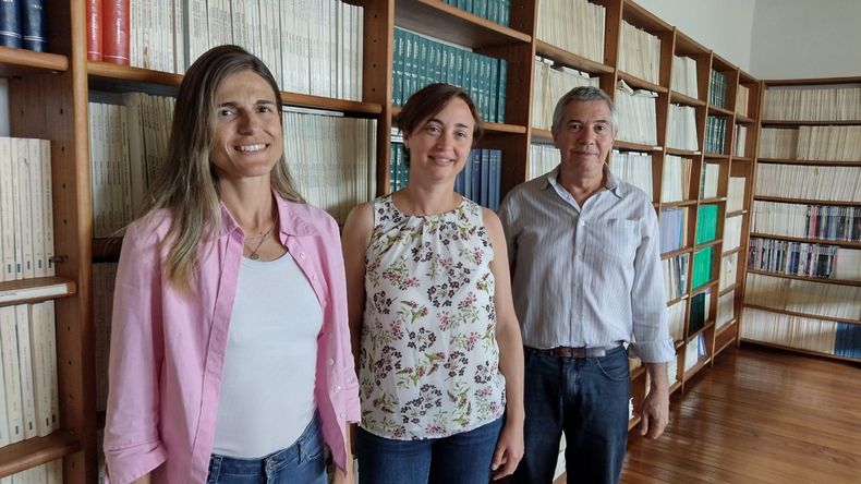 Flavia Santiano, Constanza López Fontana y Rubén Carón, licenciado y dr. en Bioquímica.