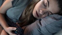 Qué revela la psicología sobre las personas que duermen con la televisión encendida