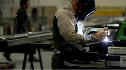 La industria cayó 3.9% en noviembre y perdió casi 53 mil puestos de trabajo