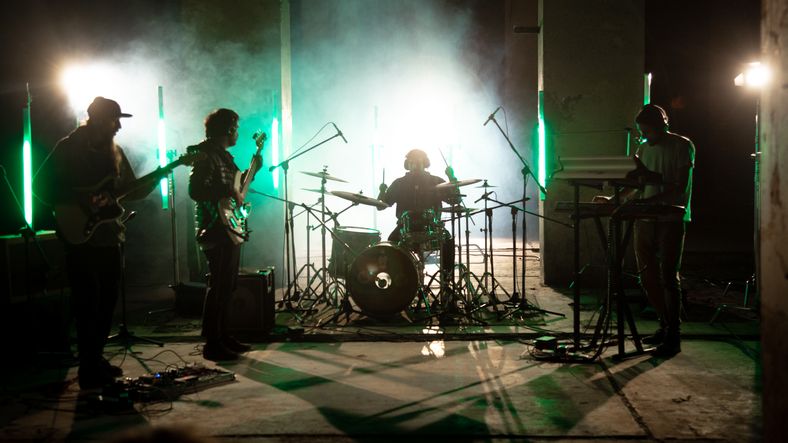 Qüassi y Los Reyes Están Muertos se presentan en la Nave Creativa.