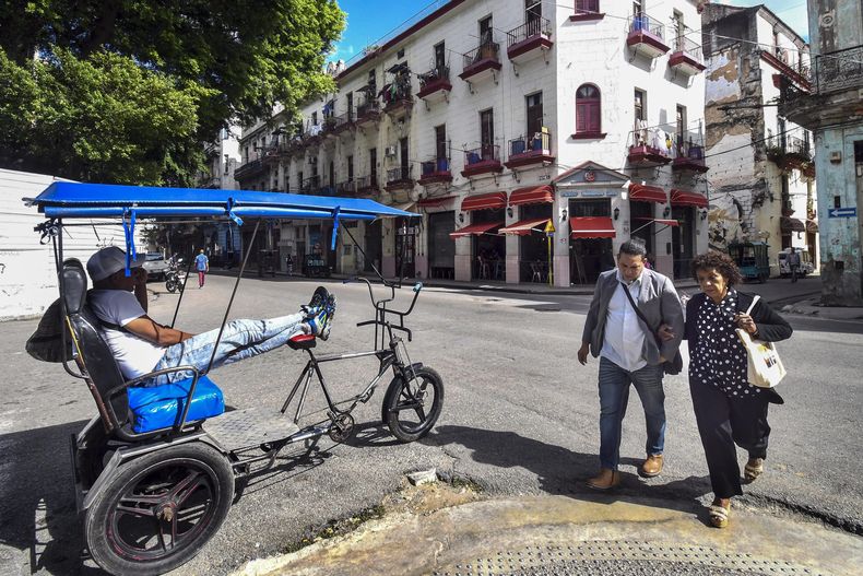 Cuba comenz&oacute; a cerrar hoteles y a reubicar a sus turistas internacionales en un intento desesperado por reducir el consumo energ&eacute;tico ante un desabastecimiento de combustible.