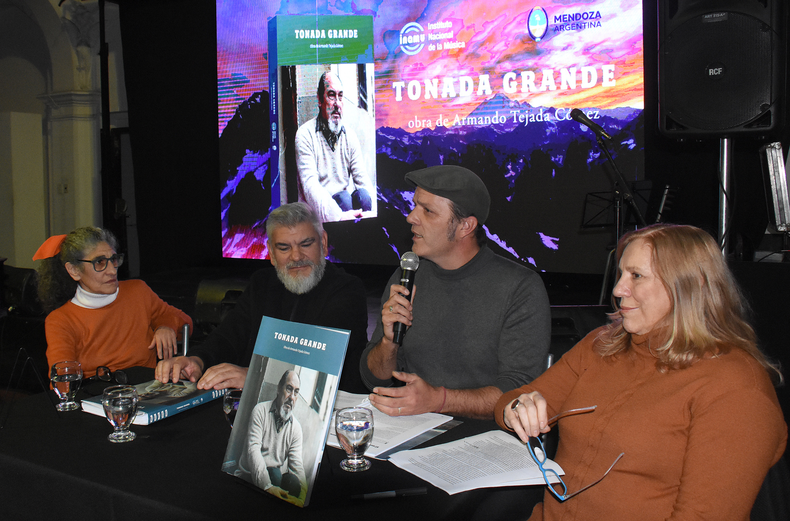 Mendoza homenajeó a Armando Tejada Gómez.