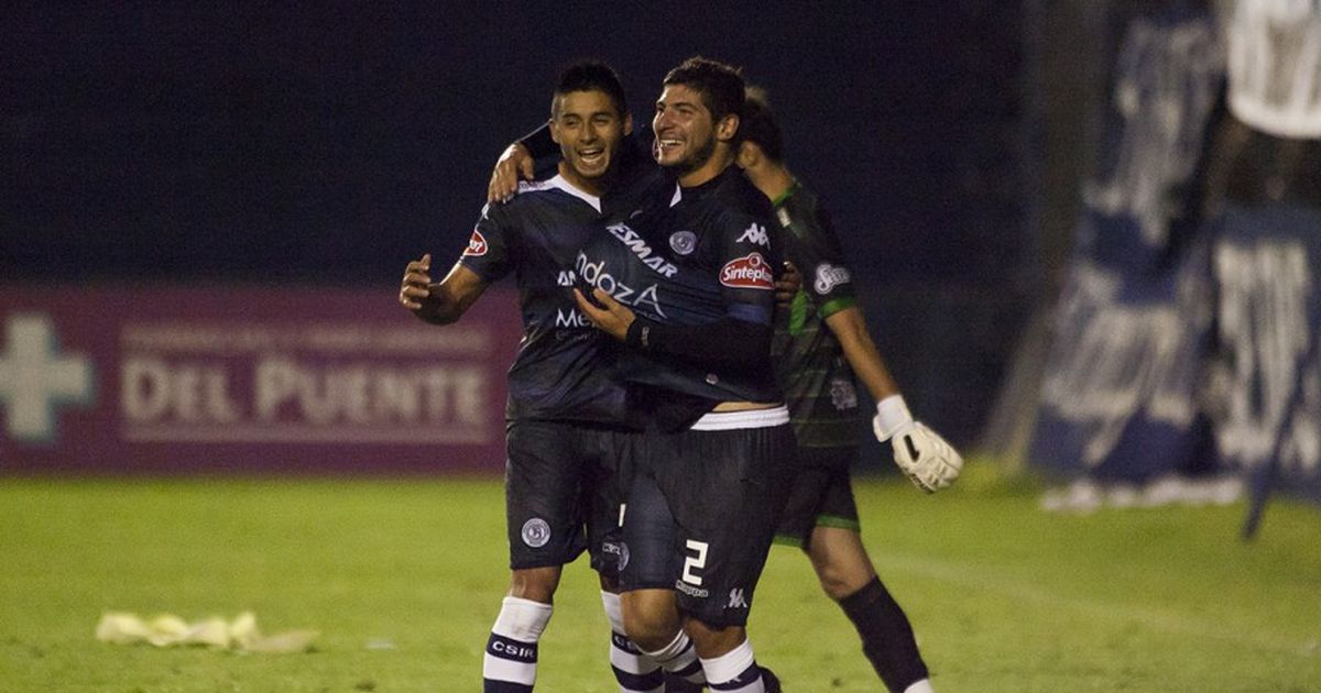 Así saltan a la cancha la Lepra y el Lobo