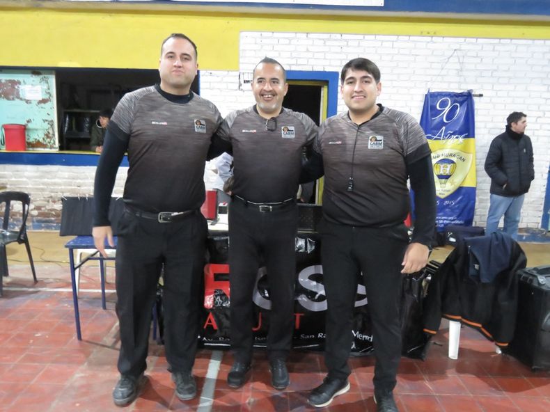 Básquet. Los árbitros, Nicolás Aguilar, Marcelo Zabala y Ernesto Favari.
