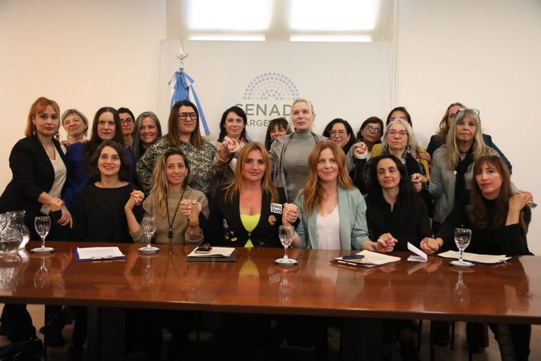 El periodista Pedro Brieger había sido el perpetrador de una veintena de abusos a alumnas, académicas y empleadas. Foto: Gentileza Mónica Macha en X (Twitter).