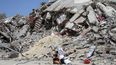 Franja de Gaza: un niño palestino sentado junto a los escombros de una casa destruída.