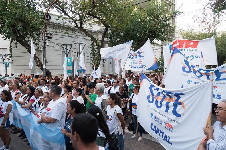 El Sindicato Unido de Trabajadores de la Educación (SUTE) debatirá la oferta salarial emitida en paritarias por el Gobierno de la provincia de Mendoza.