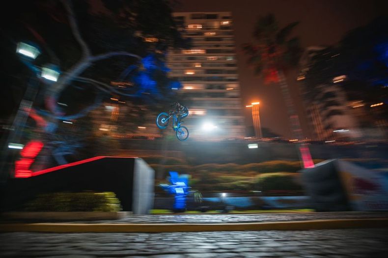 Downhill: Gonzalo Gajdosech vuela en la noche peruana.
