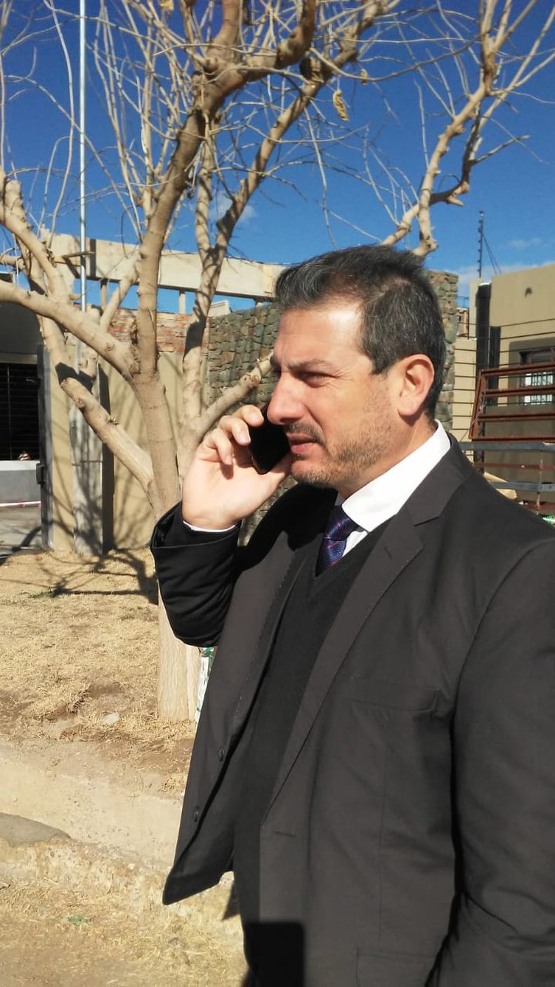 Fiscal Facundo Garnica en el lugar del incendio en Tunyán