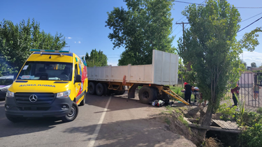 Guaymallén: un camión perdió el acoplado, chocó a una moto y dejó un muerto