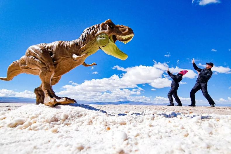 Las fotos con perspectiva forzada son muy comunes en las Salinas Grandes