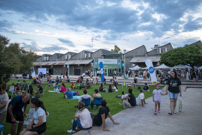 Picnics Musicales en los jardines de la Nave Cultural Mendoza.