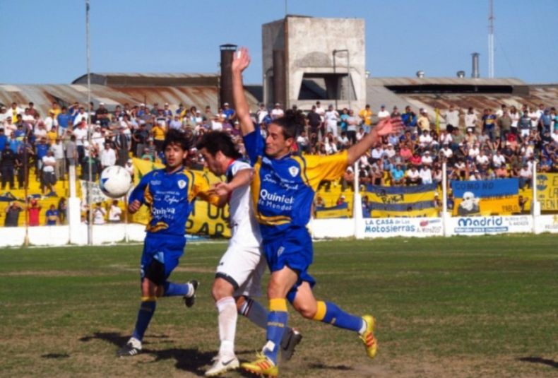 13  Huracán de San Rafael, visita a Huracán Las Heras por el torneo Argentino B de fútbol--- domingo 31-03-13