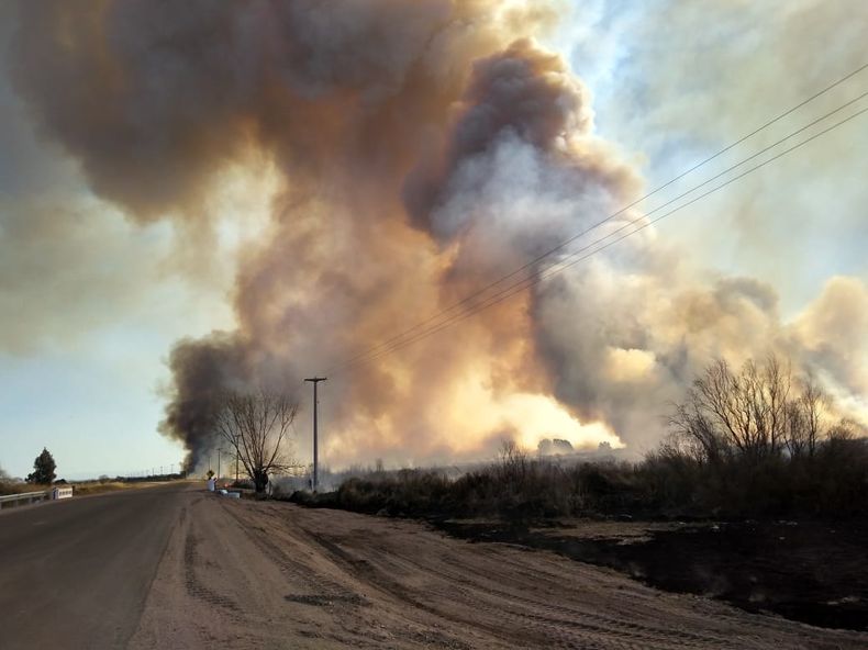 La quema de pastizales generó varios incendios en San Rafael. 