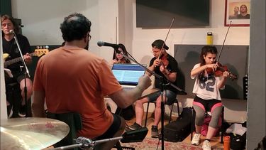 La orquesta Cosmigonón estará presente en el concierto sinfónico y redondo donde sonarán las canciones de Patricio Rey y sus redonditos de ricota.